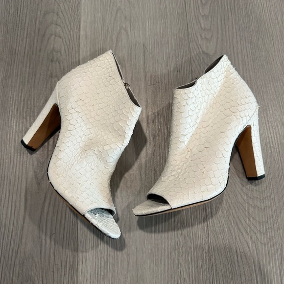 Vince White Sierra-3 Textured Leather Python Snake Print Peep Toe Booties 7.5 - Picture 4 of 10